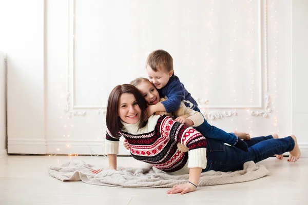 Щаслива мама і діти — стокове фото