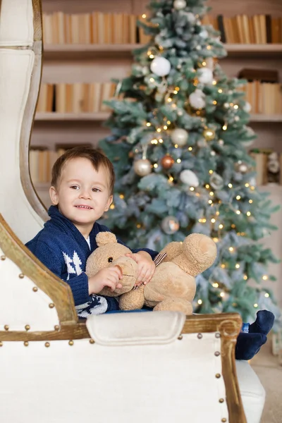 Barn pojke nära en julgran — Stockfoto