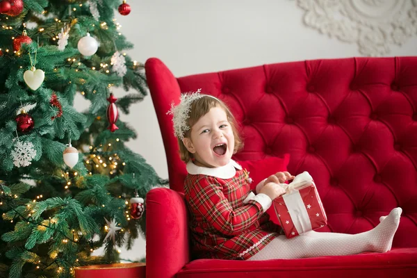 Szczęśliwa dziewczyna z Boże Narodzenie podatek od darowizn pudło — Zdjęcie stockowe
