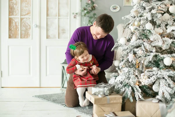 Baba ve kız Noel ağacının yakınında — Stok fotoğraf