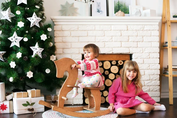 Οικογένεια την παραμονή των Χριστουγέννων στο τζάκι. Παιδικά Χριστούγεννα παρουσιάζει εγκαίνια — Φωτογραφία Αρχείου