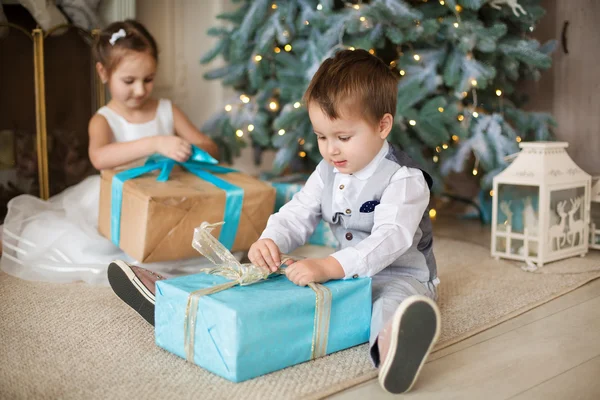 Irmãos felizes com presentes de Natal — Fotografia de Stock