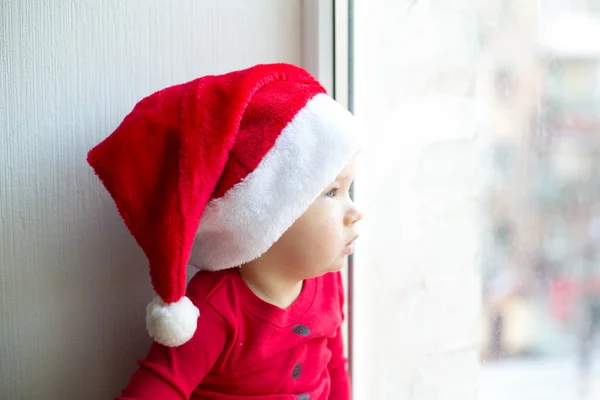 Junge mit Weihnachtsmann-Kostüm — Stockfoto