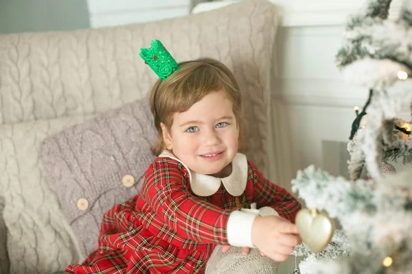 Kleines Mädchen verkleiden sich Weihnachtsbaum — Stockfoto