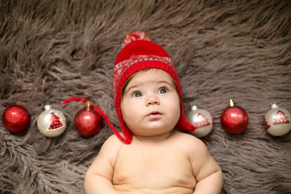 Bebek Noel topları ile kırmızı şapkalı — Stok fotoğraf