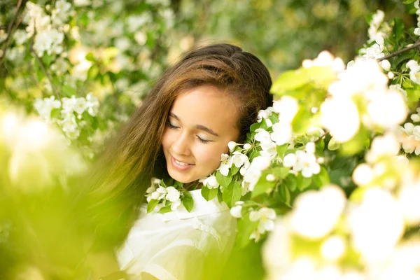 Girl in spring orchard — Stock Photo, Image