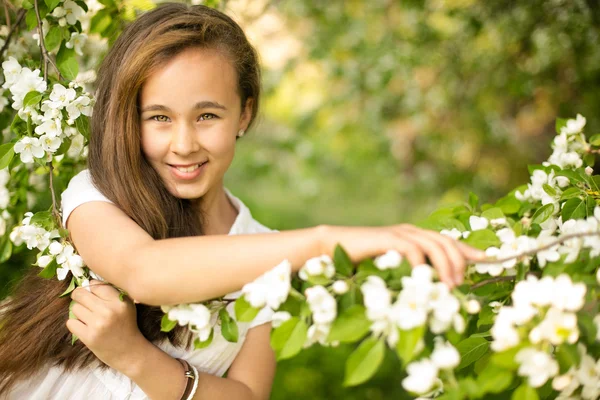 Menina no pomar da primavera — Fotografia de Stock