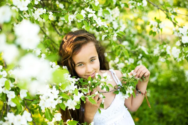 Fille dans le verger de printemps — Photo