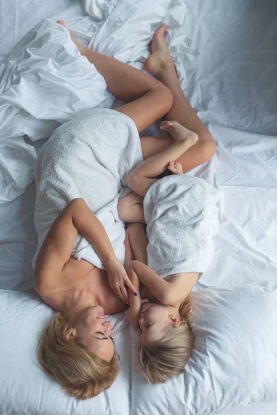 Mamma Och Dotter Ligger Sängen Kramas Och Umgås — Stockfoto