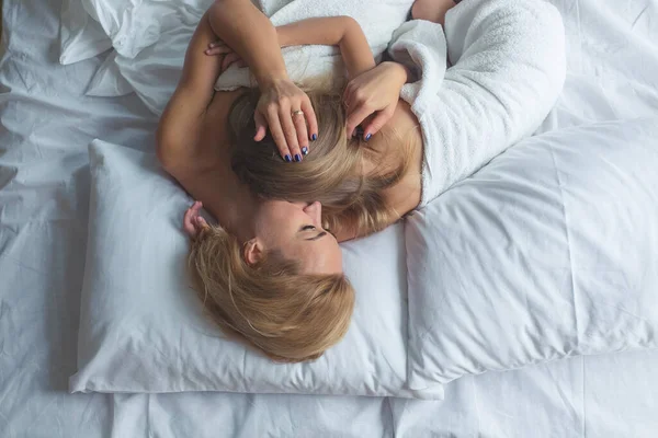 Mamá Hija Acuestan Cama Abrazan Pasan Tiempo Juntas — Foto de Stock