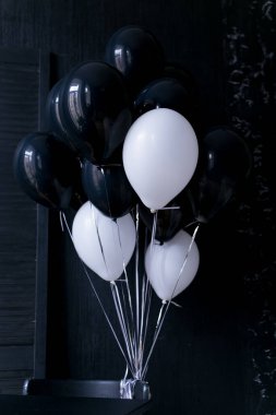 Siyah arkaplanda güzel beyaz laleler