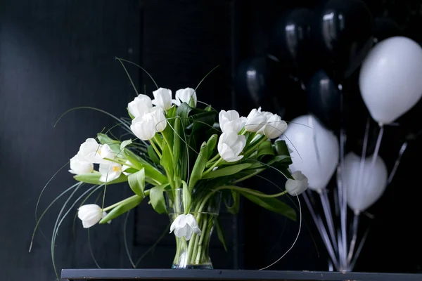 Hermosos Tulipanes Blancos Sobre Fondo Negro — Foto de Stock