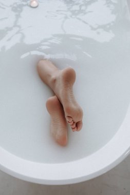 Güzel bir kız spa 'da vakit geçirir. Kız sıcak kokulu bir banyo yapar.