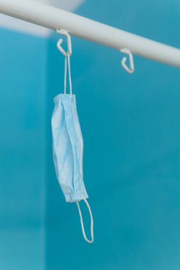 Adam bacağını kırdı, hastanede, bacağı alçıda. Bir adam ameliyat bekliyor.. 