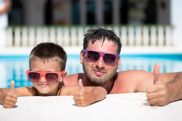 Schöne Zeit im Schwimmbad während des Familienurlaubs — Stockfoto