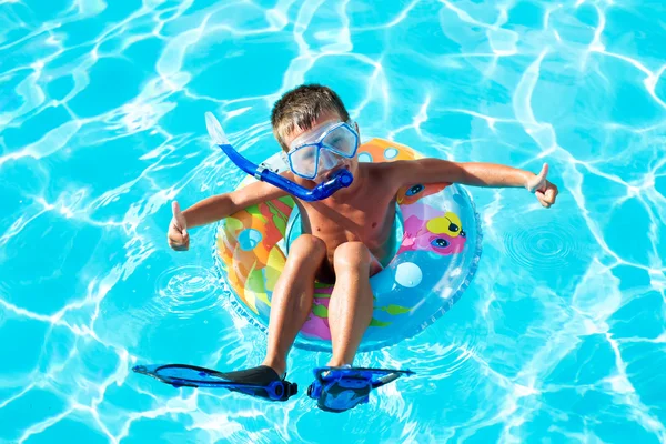 Hermoso tiempo pasando en la piscina durante las vacaciones en familia —  Fotos de Stock