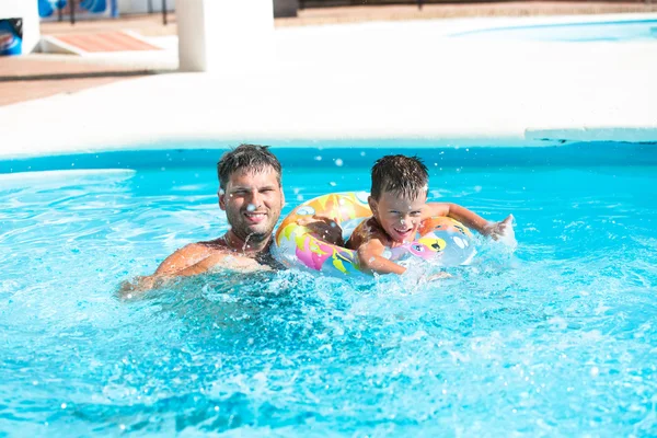 Doux plaisir dans la piscine d'eau — Photo