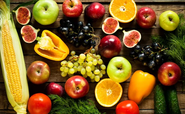 水果和蔬菜在桌子上 — 图库照片