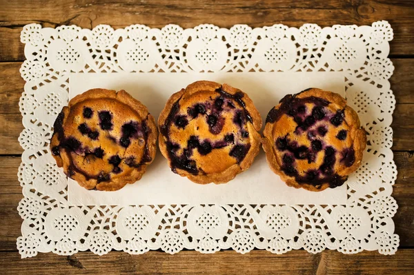 Frischer Kuchen in Scheiben auf dem Tisch — Stockfoto