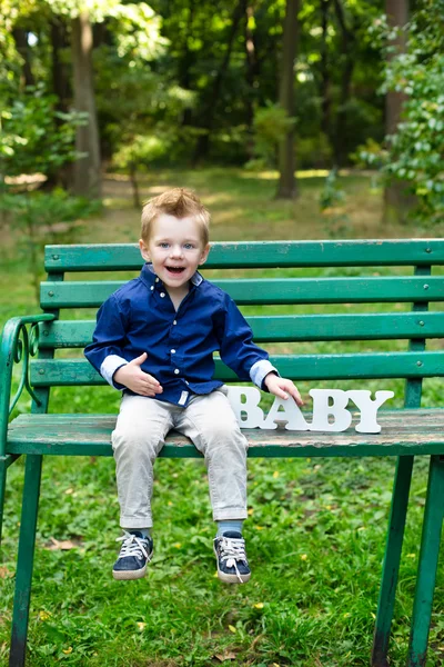 Мальчик веселится в парке — стоковое фото