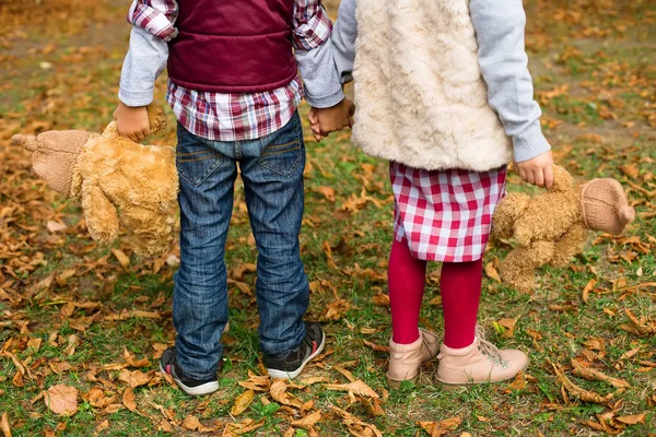 Der Junge und das Mädchen spazieren im Park — Stockfoto