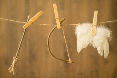 Melek kanatları, yay ve ok