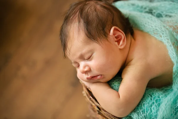 Младенец спит в корзине — стоковое фото