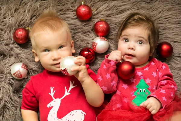 Kinder spielen mit Weihnachtsspielzeug — Stockfoto
