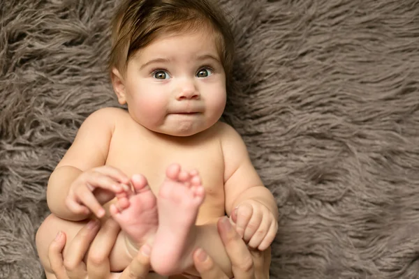 Lindo bebé con su padre —  Fotos de Stock