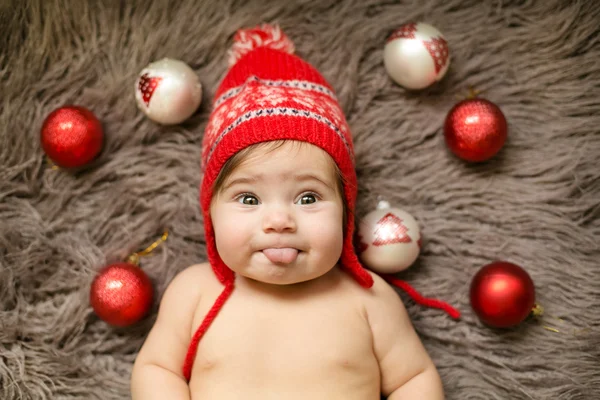 Petite fille en chapeau de Noël rouge — Photo