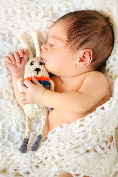 Carino bambino con giocattolo di coniglio — Foto Stock