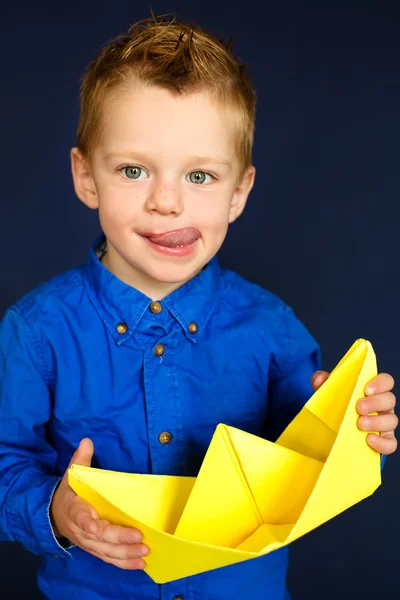 Παιχνίδι αγόρι με χαρτί πλοίο — Φωτογραφία Αρχείου