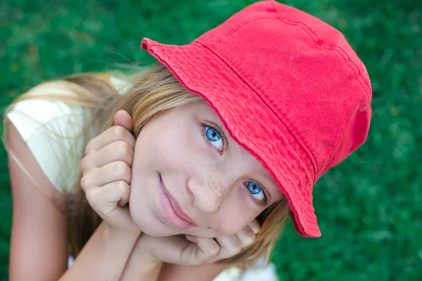 Menina bonita se divertir no parque — Fotografia de Stock