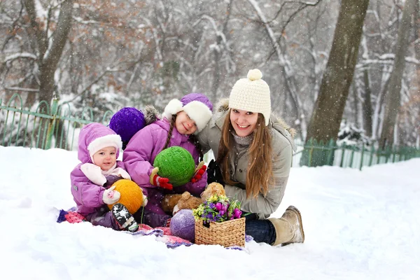 Mère avec des filles ont du plaisir dans le parc — Photo