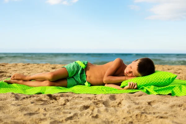 Menino relaxante na praia de areia — Fotografia de Stock