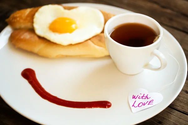 Desayuno por la mañana con la sonrisa — Foto de Stock