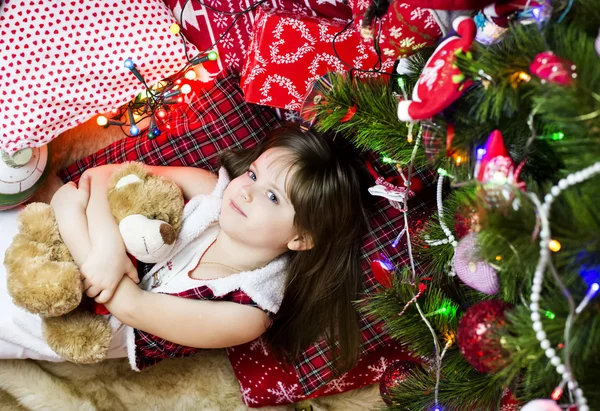 Chica con regalo de Navidad — Foto de Stock