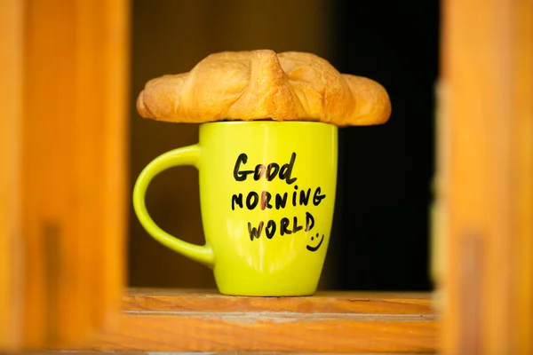 Xícara de chá e croissant como café da manhã — Fotografia de Stock