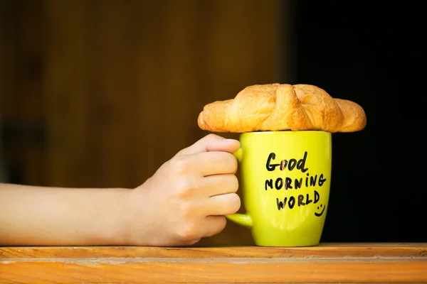 Xícara de chá e croissant como café da manhã — Fotografia de Stock