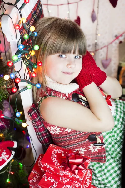 Menina com presentes de Natal — Fotografia de Stock