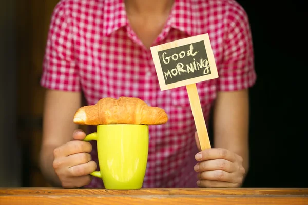 Menina com xícara de chá da manhã — Fotografia de Stock