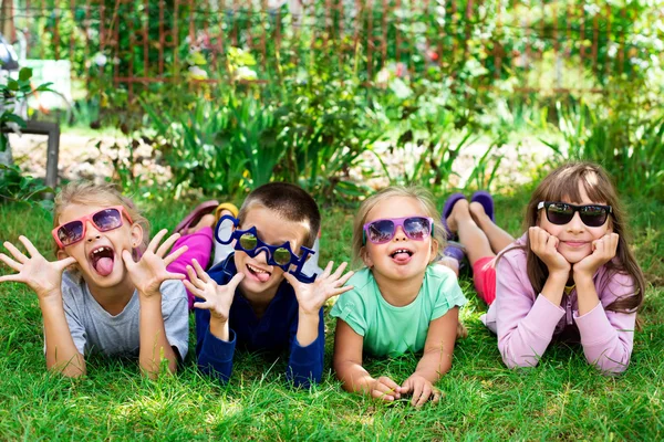 Beste vrienden hebben plezier in het park — Stockfoto