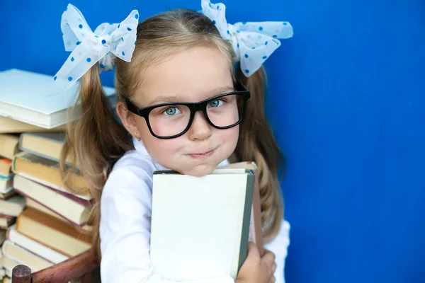 Concept de retour à l'école avec écolière — Photo