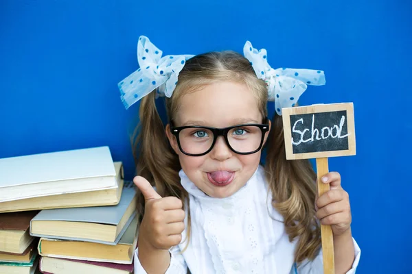 Concept de retour à l'école avec écolière — Photo