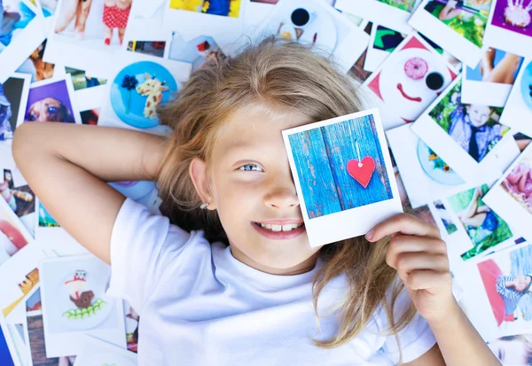 写真の上に横たわる少女 — ストック写真