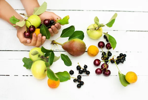 Frutas en las manos del niño —  Fotos de Stock