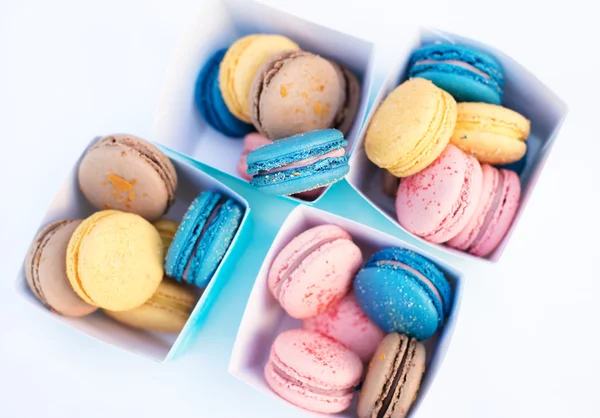 Macaroons franceses coloridos em caixas — Fotografia de Stock