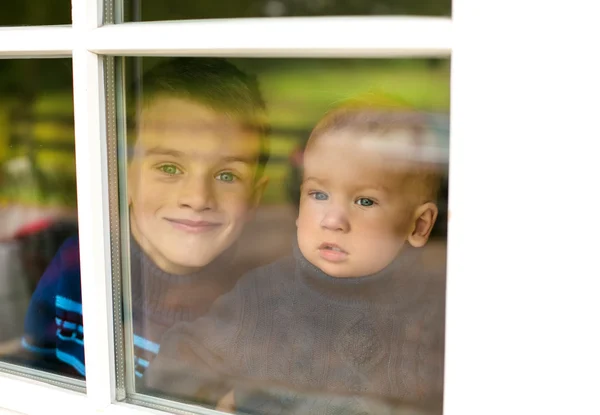 Boys  looking into the window — Stock Photo, Image