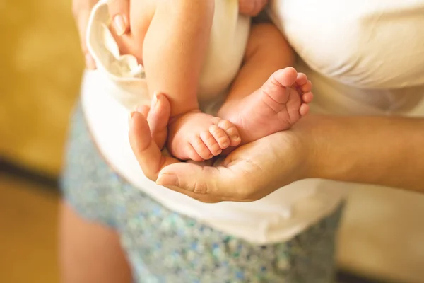 Младенец в руках матери — стоковое фото