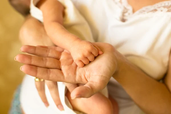 Infant in mother hands — Stock Photo, Image